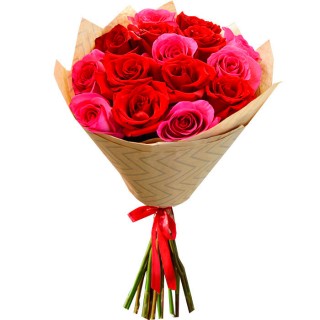 Букет Красные и розовые розы в крафте 15 шт